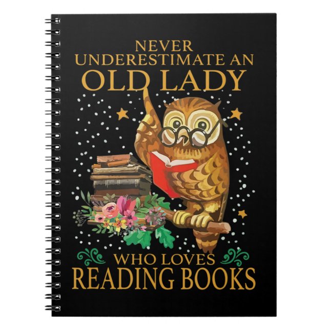 Carnet Ne Sous-Estimez Jamais Une Vieille Dame Qui Aime L (Devant)