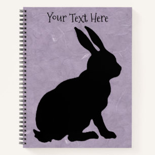 Carnet Noir assis profil côté lapin pourpre