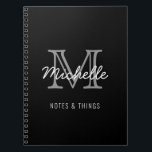 Carnet Noir moderne Blanc Personnalisé Nom Monogramme<br><div class="desc">Moderne, minimaliste noir et blanc personnalisé nom et carnet monogrammé. Il comporte une initiale monogramme en police de style serif et un joli modèle texte de prénom écrit à la main en gris blanc sur arrière - plan noir. Grand cadeau féminin et personnalisé. Si vous avez besoin d'aide ou d'articles...</div>