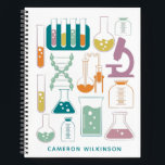 Carnet Nom d'illustration de laboratoire de chimie scient<br><div class="desc">Ce cahier personnalisé amusant présente un design mignon sur le thème des sciences et de la chimie en bleu-vert. Personnalisez-le avec votre nom. Excellente idée cadeau !</div>