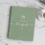 Carnet Nom personnalisé Modern Elegant Script Recette Car<br><div class="desc">Ajoutez votre nom et votre numéro de volume et faites de cet élégant livre de recettes minimaliste une inspiration personnelle pour toute votre cuisine. Écriture élégante en lettré, jolies tonalités vintages de terre rousse et riche typographie vert olive avec design de cuisine font de ce livre de cuisine un complément...</div>
