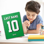 Carnet Nom vert personnalisé Numéro du maillot de sport<br><div class="desc">Le nom,  le nombre et l'ombre portée sont personnalisables afin que vous puissiez rendre un carnet sportif à la fois utile et unique et correspondant aux couleurs de votre équipe sportive préférée ou de la décoration de la chambre. Arrière - plan vert.</div>