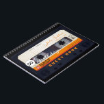 Carnet Orange Retro Audiotape 50e anniversaire GuestBook<br><div class="desc">Ancienne cassette audio à personnaliser avec votre nom et votre date. Conception d'un bloc-notes en spirale avec texte pour le livre d'invité du 50e anniversaire en orientation horizontale. Vous pouvez facilement modifier le texte (police, couleur, taille et position) en cliquant sur le bouton customiser. Disponible en livre d'or. Rapprocher l'anniversaire...</div>
