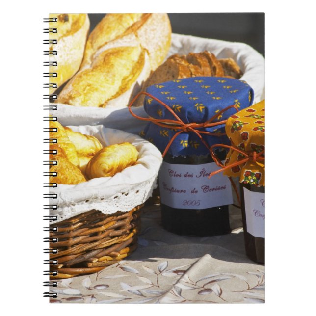 Carnet Panier avec croissants et pains au chocolat. (Devant)