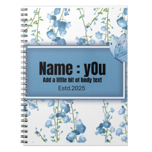 Carnet papillon entouré d'arbustes bleus