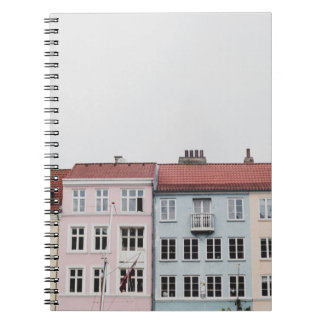 CARNET PERSONNE PRENANT LA PHOTO DES STRUCTURES