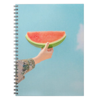 Carnet Personne tenant de la pastèque tranchée