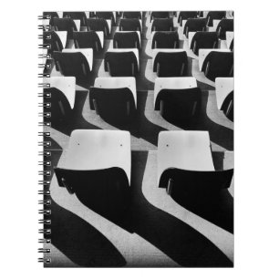 Carnet Photographie en niveaux de gris de chaises sans pe
