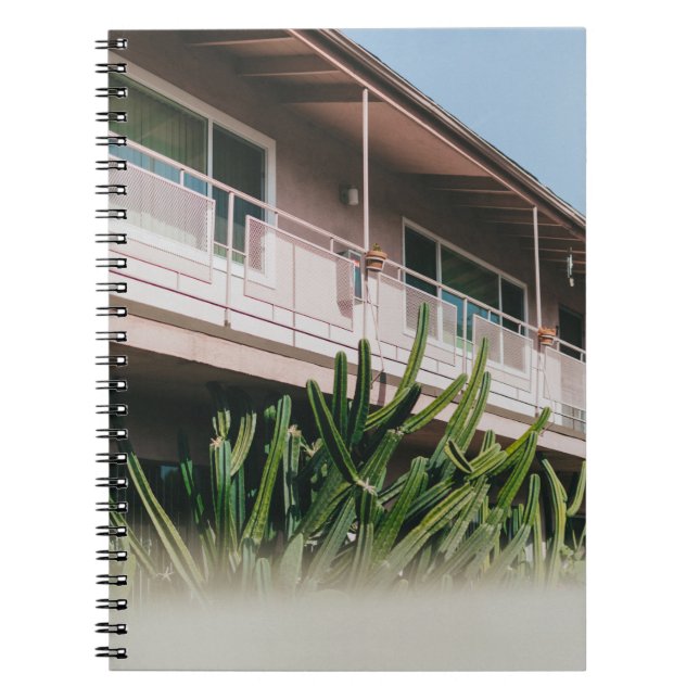 CARNET PLANTE EN FEUX VERT PRÈS DU BÂTIMENT (Devant)