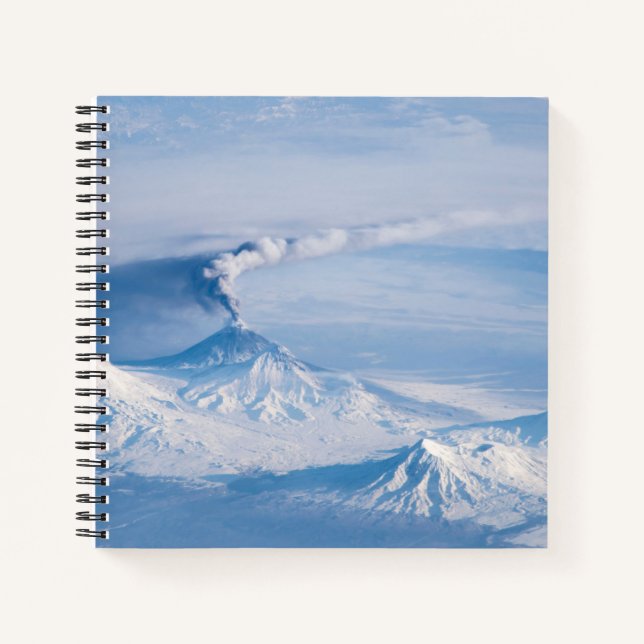 Carnet Plume Émanant Du Volcan Kliuchevskoi. (Devant)