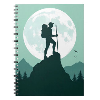 Carnet Randonneur en silhouette sur un pic avec la lune e