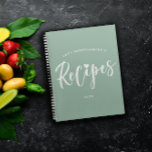 Carnet Recette du script Pinceau blanc vert ardoise<br><div class="desc">Livre de recettes de charme en vert muet. Personnalisez avec votre nom et l'année. Recettes est écrit dans un script de brosse noire avec un coeur griffé remplaçant le point sur l'i.</div>