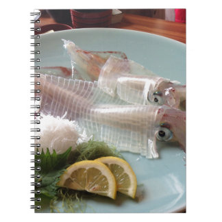 Carnet Repas japonais de sashimi de calamar servi déjeune