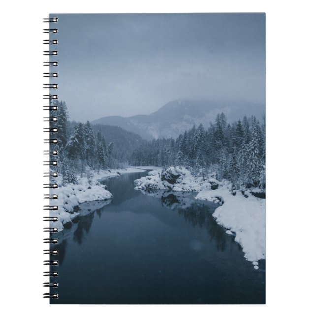 CARNET RIVIÈRE ENTOURÉE D'UN CHAMP DE NEIGE COUVERT DE PI (Devant)