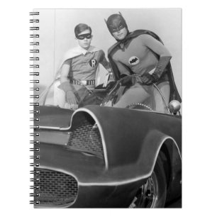 Carnet Robin et Batman debout dans Batmobile
