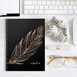 Carnet Rose Gold Faux Parties scintillant Feather personn<br><div class="desc">Le carnet chic est orné d'une délicate plume d'or rose brillante sur un arrière - plan noir. Customisez avec un nom ou un texte de votre choix, ou supprimez simplement le champ de texte pour laisser vide. VEUILLEZ NOTER : la parties scintillant est une image numérique, pas une parties scintillant...</div>