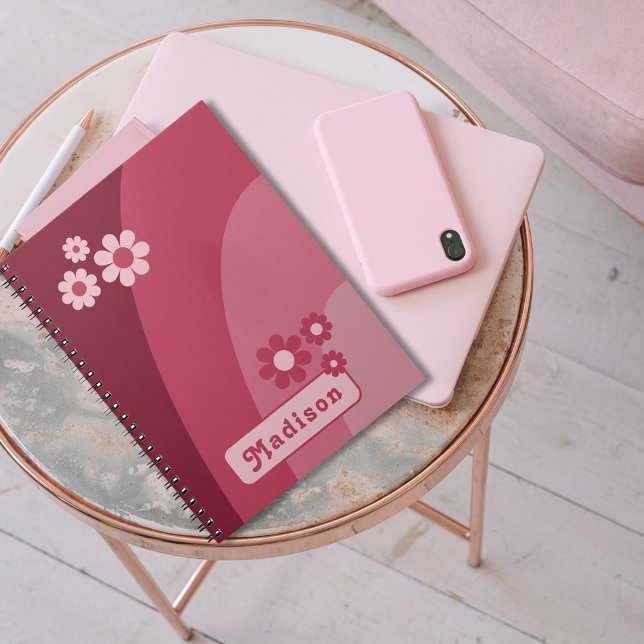 Carnet Rose Super rétro (Retro daisy arch groovy typography custom name pink notebook for school or journaling )