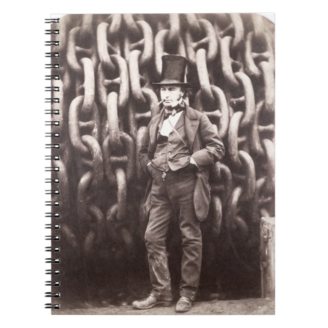 Carnet Royaume Brunel d'Isambard, se tenant devant (Devant)