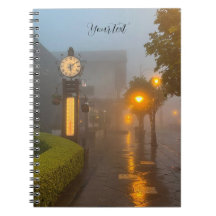 Rue Foggy avec horloge Vintage