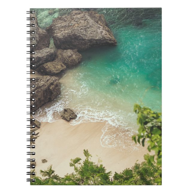 Carnet Sandy Beach Cove avec arbres verts, rochers et océ (Devant)