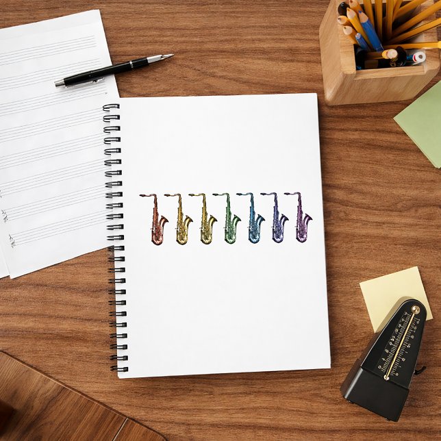 Carnet Saxophones ténor arc-en-ciel vibrant (A notebook with rainbow tenor saxophones.)