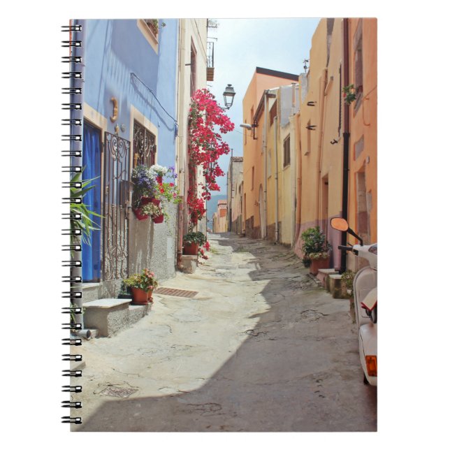CARNET SCOOTER MOTEUR BLANC PRÈS DU BÂTIMENT (Devant)