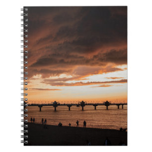 CARNET SILHOUETTE DE PERSONNES SUR LA PLAGE PENDANT LE CO