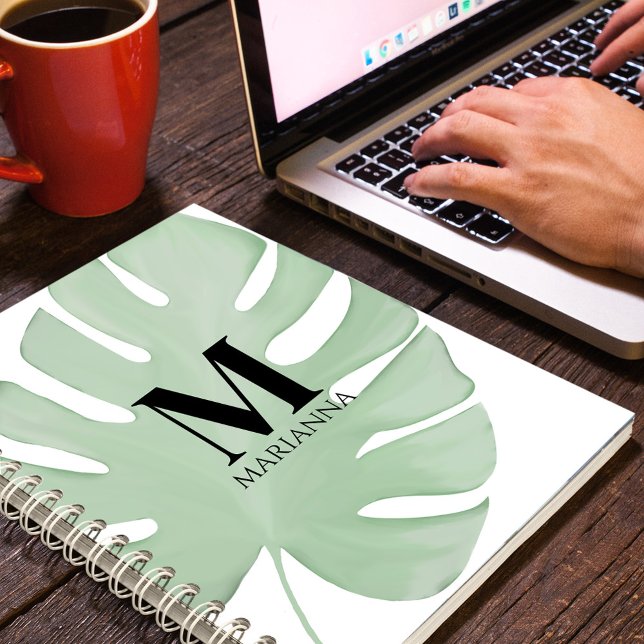 Carnet Simple Élégant Chic Feuilles de Palmier Vertes Tro (Simple minimalist botanical tropical palm leaf monogram and name notebook)