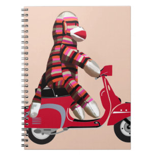 Carnet Singe de chaussette sur le vélomoteur de rouge