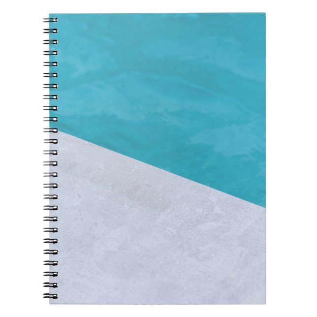 Carnet Sol gris vide à côté de la piscine (Devant)