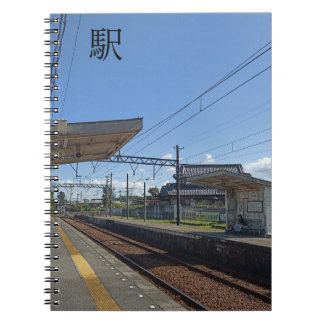 Carnet Solitude de midi : une gare locale au Japon