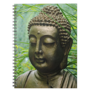 Carnet Statue de Bouddha paisible dans une forêt verte ve