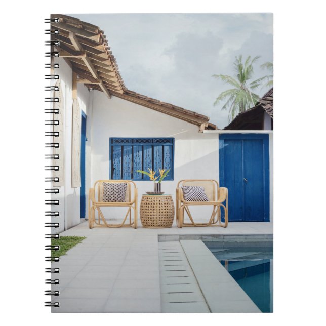 Carnet Table en osier et deux chaises près de la piscine (Devant)