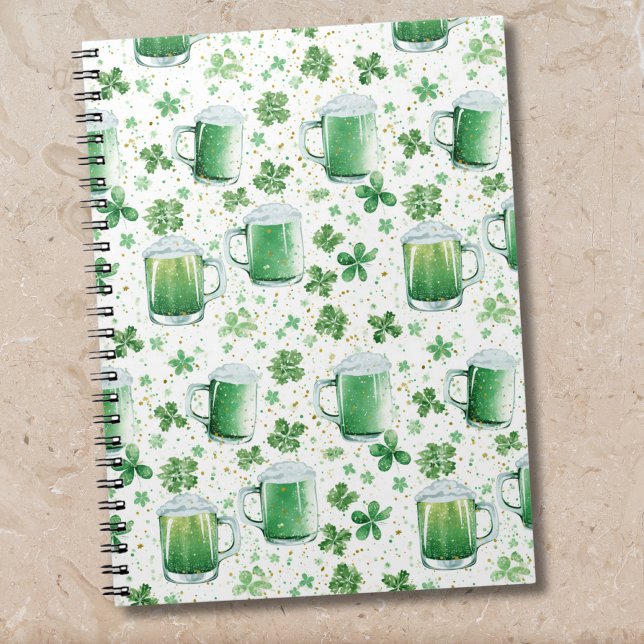 Carnet Tasses à bière vertes élégantes et trèfles blancs (Créateur téléchargé)