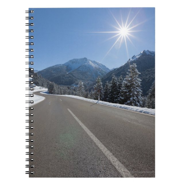 Carnet Thrugh vide idyllique de route un paysage d'hiver, (Devant)