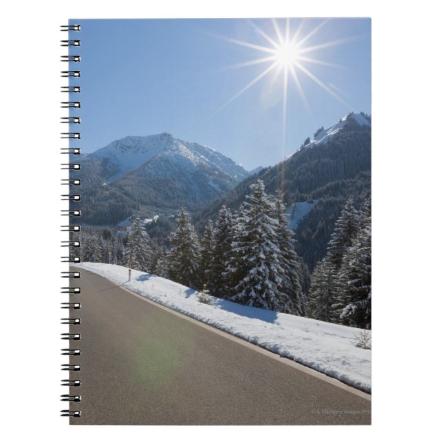 Carnet Thrugh vide idyllique de route un paysage d'hiver, (Devant)