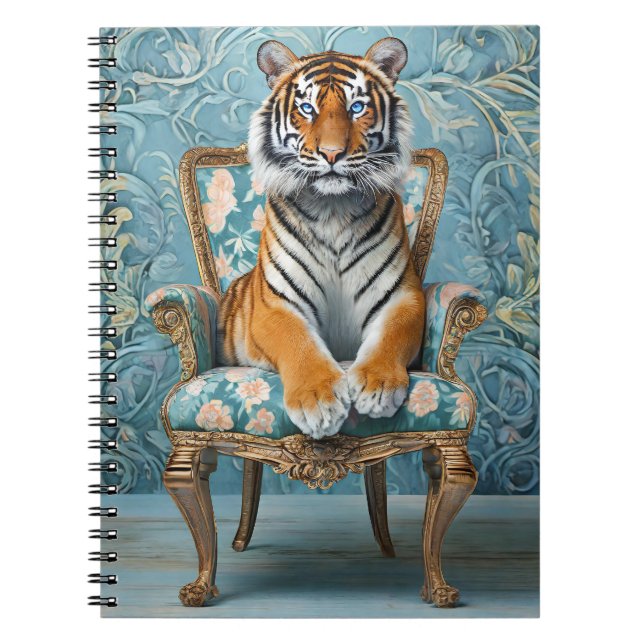 Carnet Tigre assis sur une chaise vintage (Devant)