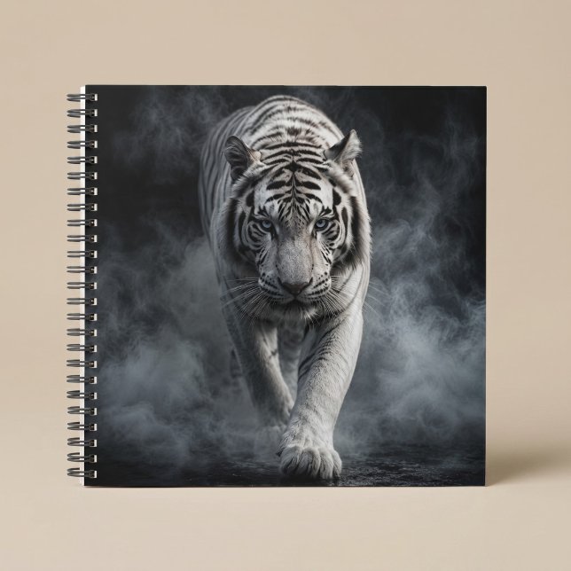 Carnet Tigre Blanc Marchant à Travers la Fumée (Créateur téléchargé)