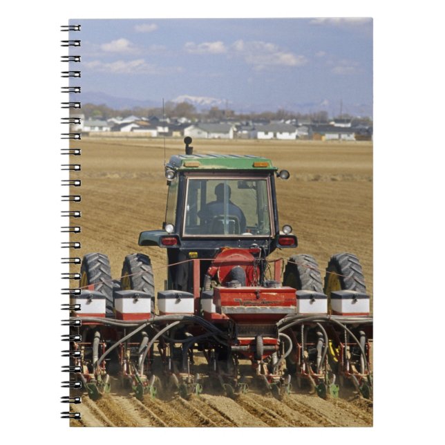 Carnet Tracteur tirant un semoir de maïs semence. (Devant)