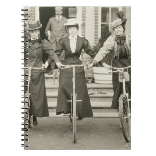Carnet Trois femmes sur des bicyclettes, les années 1900
