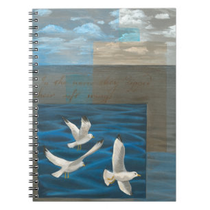 Carnet Trois mouettes blanches volant au-dessus de l'eau