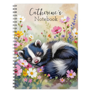 Carnet Un adorable mouffette faisant la sieste dans les f