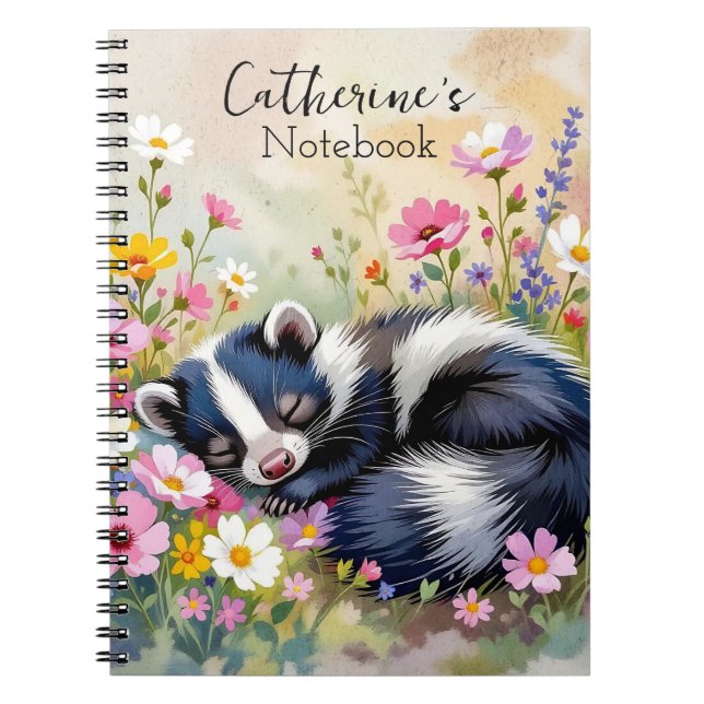 Carnet Un adorable mouffette faisant la sieste dans les f (Devant)