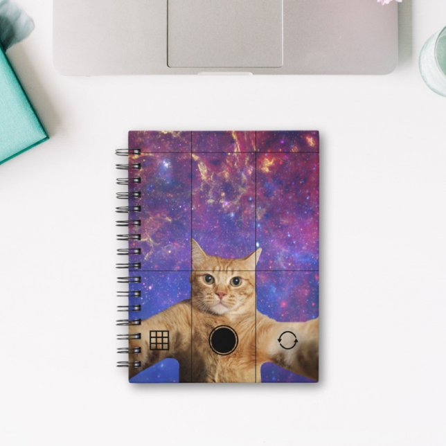 Carnet Un chat Tabby Rouge prend un selfie dans l'espace (Créateur téléchargé)