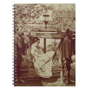 Carnet Un geisha étant porté dedans des ordures (photo
