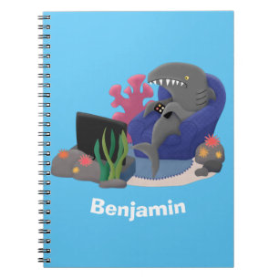 Carnet Un requin drôle en regardant la bande dessinée de
