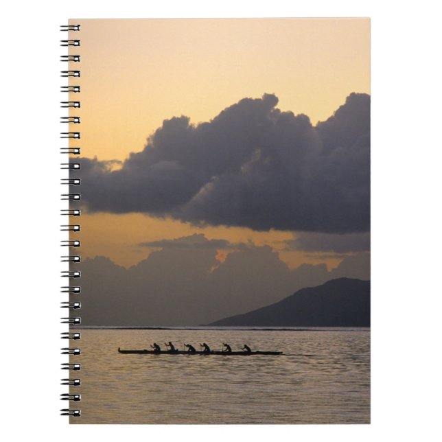 Carnet Une équipe de canoë à balancier s'entraîne au larg (Devant)