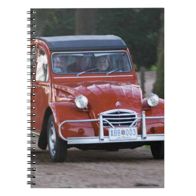 Carnet Une vieille voiture rouge Citroen 2CV avec une fem (Devant)