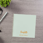 Carnet Vert sauge de Bridesmaid<br><div class="desc">Une couleur arrière - plan verte sage. Personnalisez et ajoutez le nom de votre servante. Script manuscrit en or.</div>