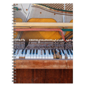 Carnet Vieux piano vintage avec le couvercle. Une décrépi